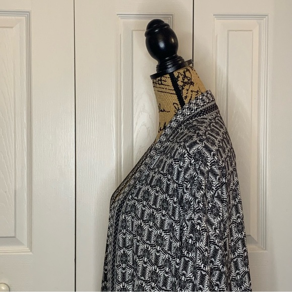 Max Studio Open Front Black and White Monochrome Geometric Kimono - Picture 4 of 13